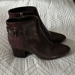Ann Klein Brown Ankle Boot
Zip side